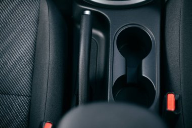 Araba fincanı tutucuları arka koltuklar, yakın görüş, lüks araba içi