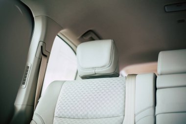 Modern lüks arabadaki arka yolcu koltukları