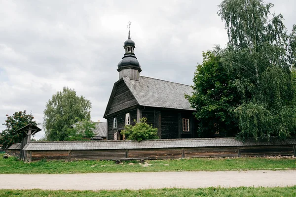 Vieille église en bois dans un champ en Biélorussie — Photo