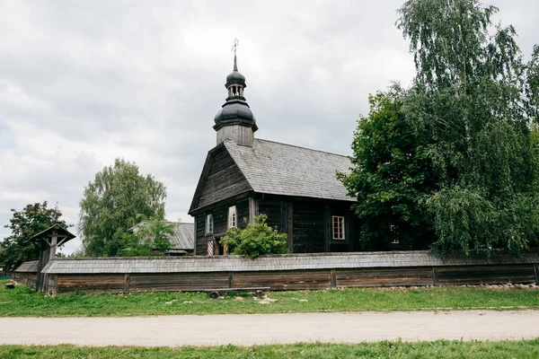 Gammel trækirke på en mark i Belarus - Stock-foto