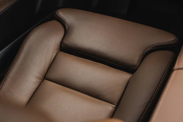 現代の高級車の茶色の助手席 — ストック写真