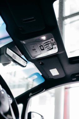 Tepesinde düğmeler, klima ve güneş paneli var.