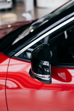 Lüks kırmızı arabayı döndürmenin yan görüntüsü