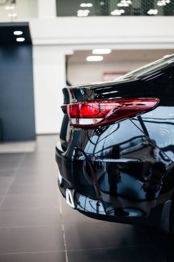 Modern siyah arabanın arka ışığını kapat. Arka araba stop lambaları tampon üzerinde.