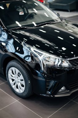 Modern siyah araba yeraltı otoparkında duruyor