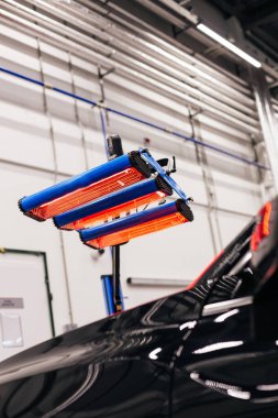 Boyaları ve vernikleri kurutmak için kızılötesi cihaz. Garaj boyama servisi.