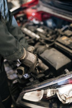 Tamirci, motor vagonunu kontrol ediyor.