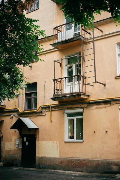 Interiér vchodu do domu se schodištěm a stromy. — Stock fotografie