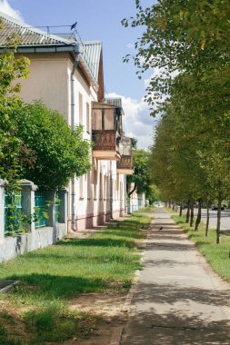 Balkonlu, iki katlı, küçük, güzel bir ev.