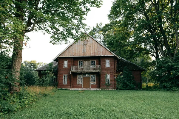 Legno antico facciata sbiadita e il tetto a triangolo casa estiva a due piani — Foto Stock