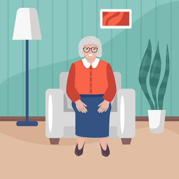 Feliz abuela sentada en un sillón en su casa. Mujer Seniora en estilo de dibujos animados en la sala de estar. Ilustración vectorial plana. — Vector de stock