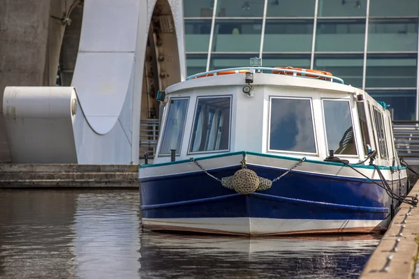 Vita och blå båten i falkirk, Skottland — Stockfoto