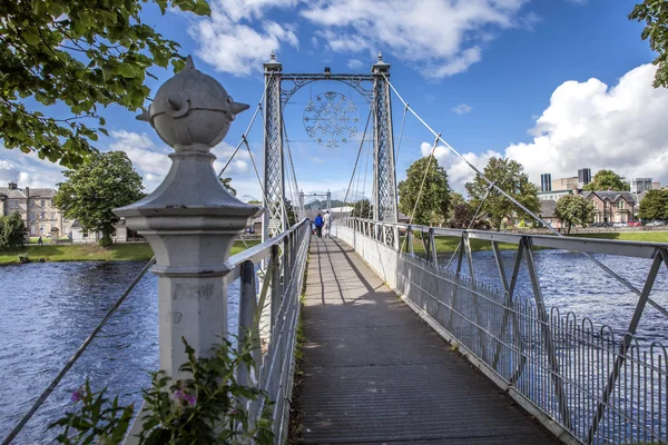 人々 と歩行吊り橋 — ストック写真