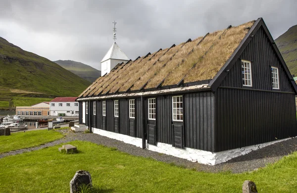 Gras huis kerk faroe eiland, Noord Atlantische — Stockfoto