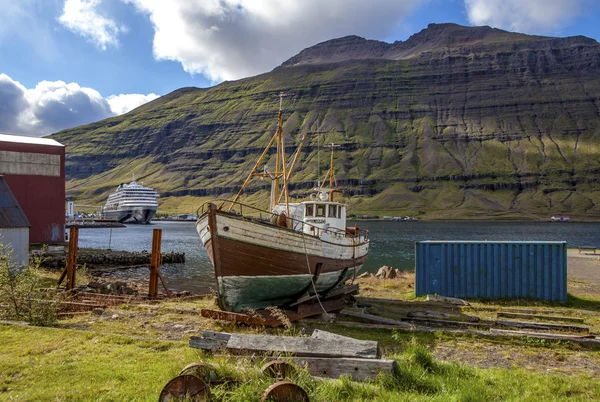 Старая рыбацкая лодка в Исландии — стоковое фото