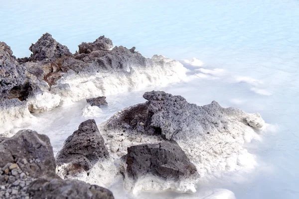 Pedra de lava na lagoa azul 1 — Fotografia de Stock