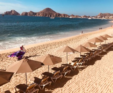 Cabo San Lucas Meksika sahilinde battaniye satan bir satıcı.