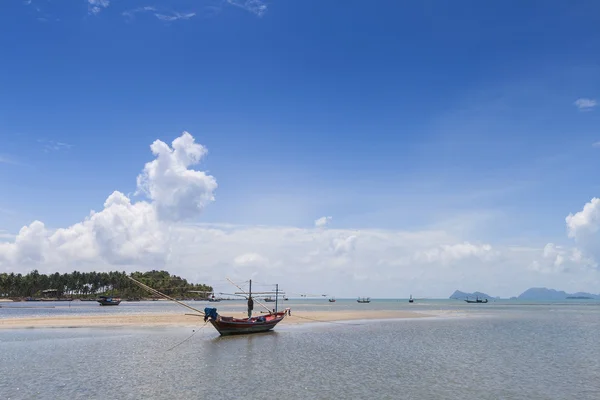 Barco de cola larga y hermosa playa. koh Tao, Tailandia — Foto de Stock