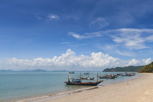 Barco de cola larga y hermosa playa. koh Tao, Tailandia — Foto de Stock