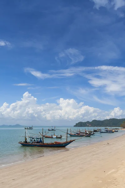 Longtail boat and beautiful beach. koh Tao, Thailand — Stock Photo, Image