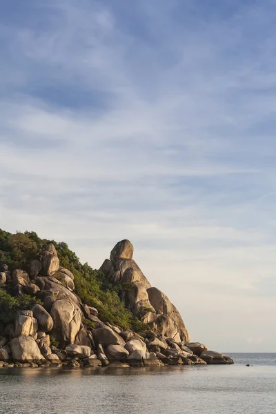 Stoned island coastline against blue sky with clouds. Koh Tao island, Kingdom of Thailand — Stock Photo, Image