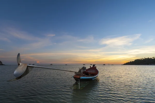 Barcos tailandeses tradicionales en la playa del atardecer. Kho Tao Surat Thani, Tailandia — Foto de Stock