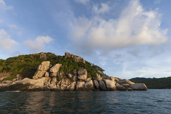 Stoned island coastline against blue sky with clouds. Koh Tao island, Kingdom of Thailand — Stock Photo, Image