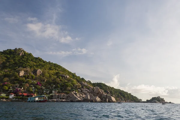 Piękne tropikalnej wyspie z ładny domek. Wyspa Koh tao, Królestwo Tajlandii — Zdjęcie stockowe