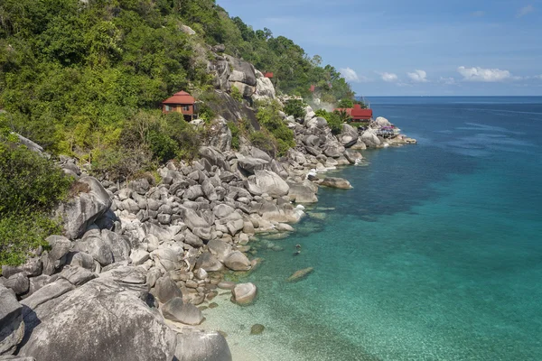 Piękne tropikalnej wyspie z ładny domek. Wyspa Koh tao, Królestwo Tajlandii — Zdjęcie stockowe