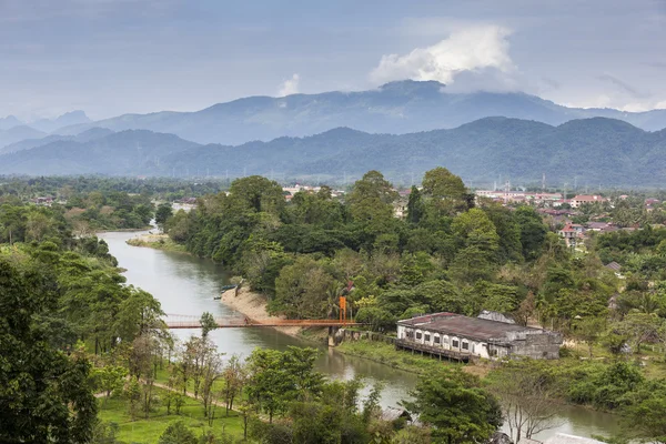 Rio Nam Song em Vang Vieng, Laos. Viwe da caverna de Chang — Fotografia de Stock