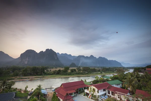 Pueblo y montaña en Vang Vieng, Laos — Foto de Stock