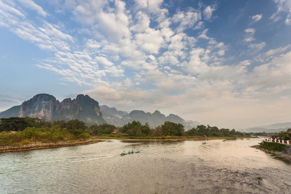 Paseo en barco por el río Nam Song en Vang Vieng, Laos . — Foto de Stock