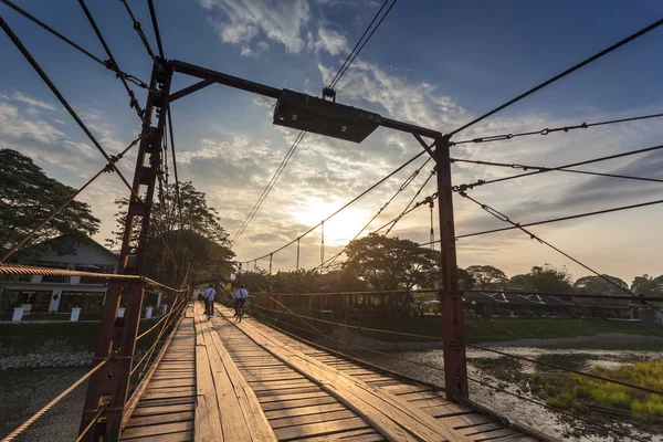 Okuldan geri genç tanımlanamayan çocuklar Bisiklete binme