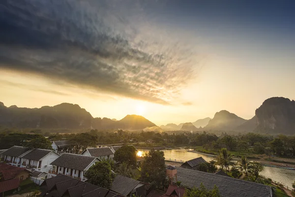 Pueblo y montaña en Vang Vieng, Laos — Foto de Stock