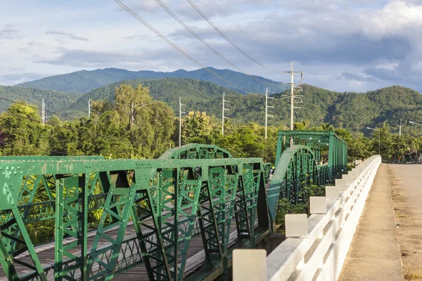 Jembatan bersejarah di atas sungai pai di Mae hong putra, Thailand — Stok Foto