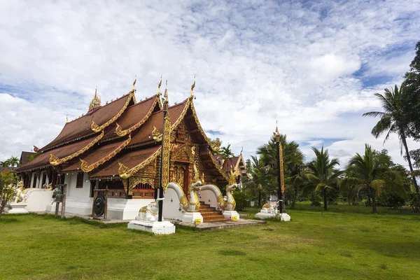 Beau temple dans la ville de pai, thailand nord — Photo