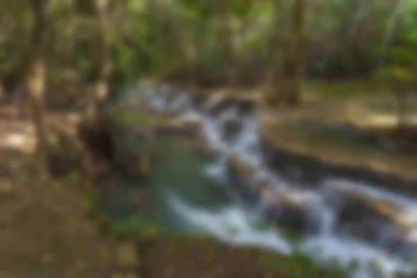 Verschwommener Wasserfall-Hintergrund im Tropenwald — Stockfoto