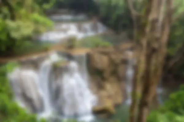 Розмитий фон водоспаду в тропічному лісі — стокове фото