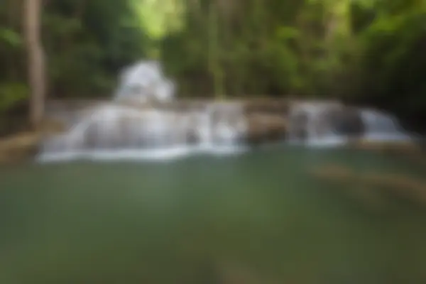 Wazig waterval achtergrond in tropisch woud — Stockfoto
