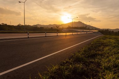 Yol ve köprü günbatımı sırasında