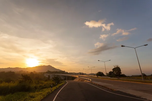 Carretera y puente durante la puesta del sol —  Fotos de Stock