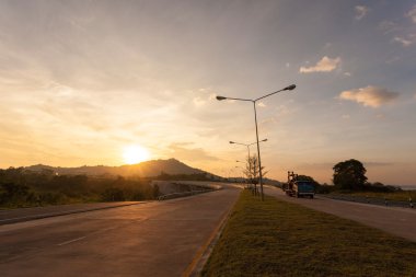 Yol ve köprü günbatımı sırasında