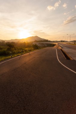 Yol ve köprü günbatımı sırasında