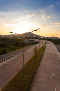 Yol ve köprü günbatımı sırasında