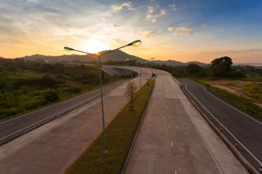 Yol ve köprü günbatımı sırasında