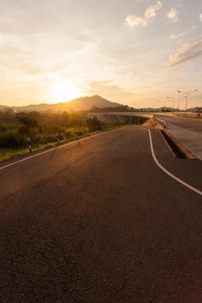 Strada e ponte durante il tramonto — Foto Stock