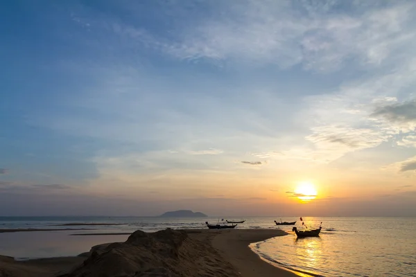 Traditional Thai fishing boat on the sunrise — Stock Photo, Image