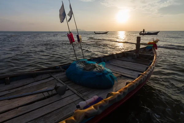 Barco de pesca tradicional tailandés al amanecer — Foto de Stock