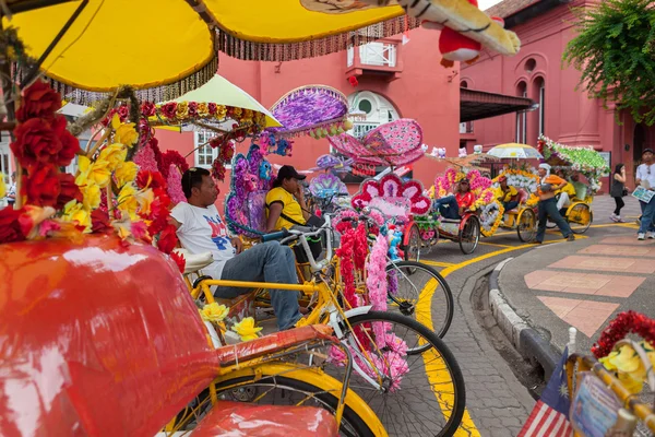 Un hombre no identificado monta trishaw, un vehículo floreciente en la carretera —  Fotos de Stock