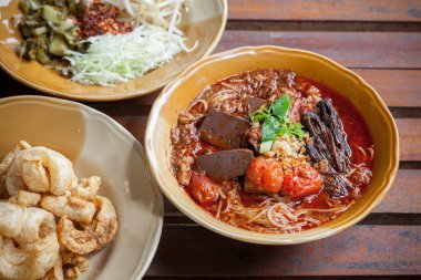 Baharatlı domuz eti sosu (Nam ngiao ile pirinç noodle)